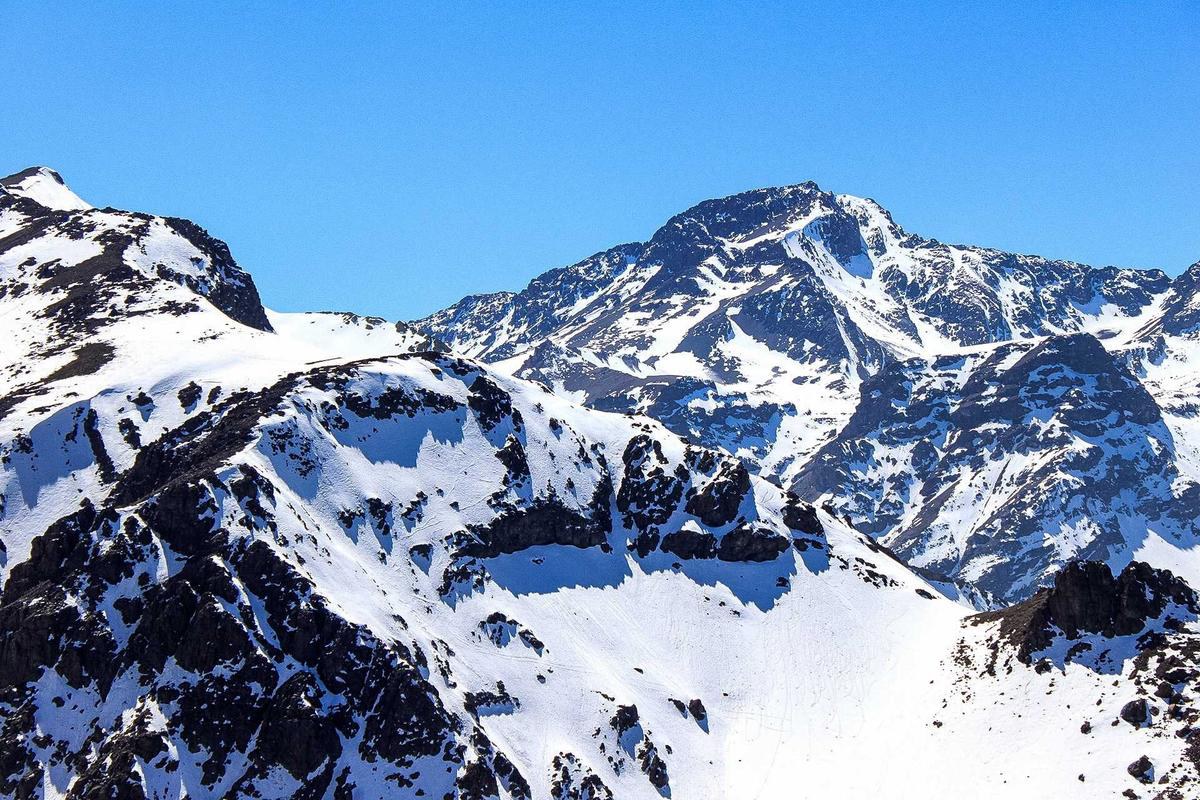 Ce que la position des epaules revele sur un sprinteur avant le depart visuel secondaire